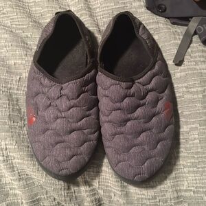 Men’s north face slippers, gray, in good used condition size 11